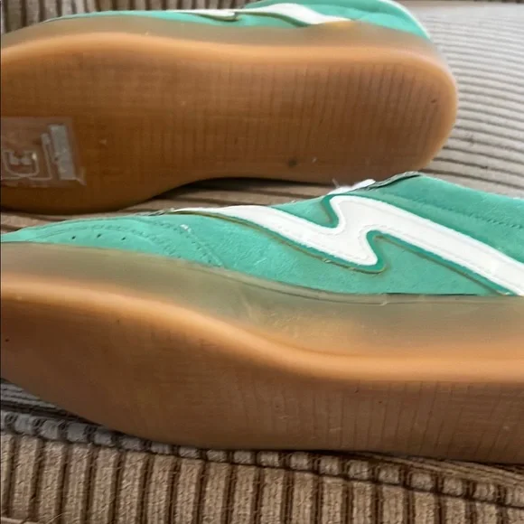 Green Women's Sneakers Madden Girl Brand 7.5 - gently worn in excellent shape - Picture 4 of 4
